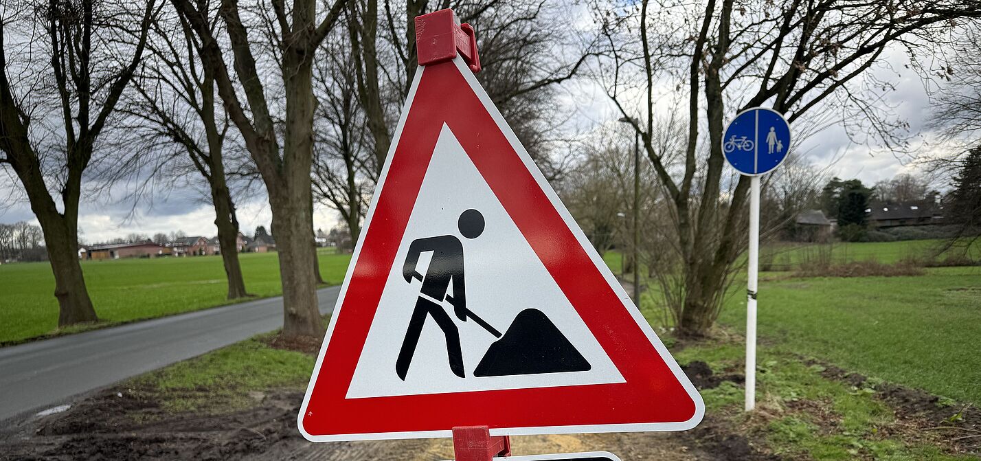 Sanierung eines Radweges. Schild Baustelle an einem Radweg