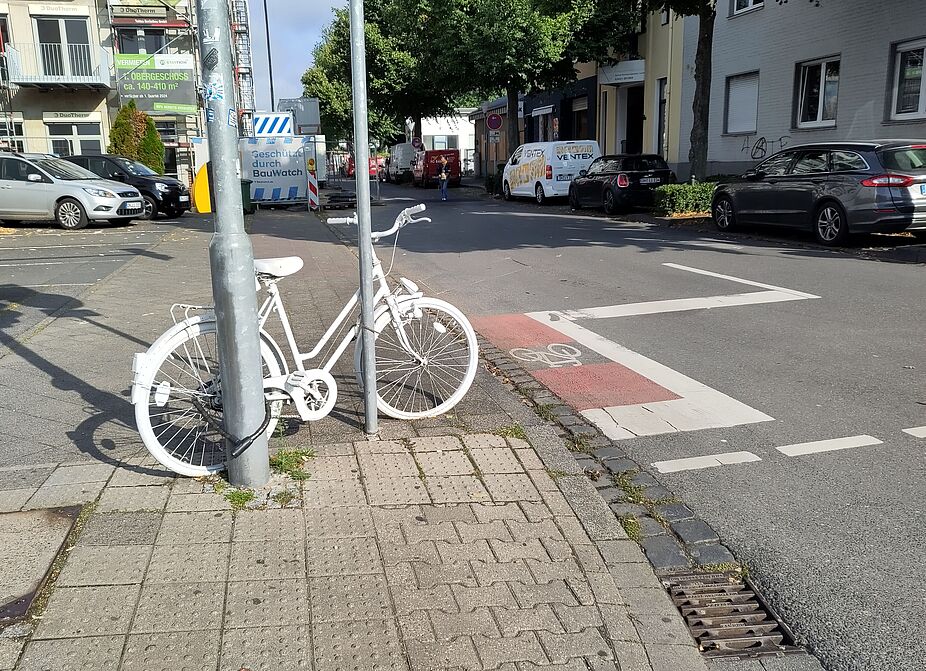 Ghostbike in NRW Ein weiß angemaltes Fahrrad an einem Laternenpfahl