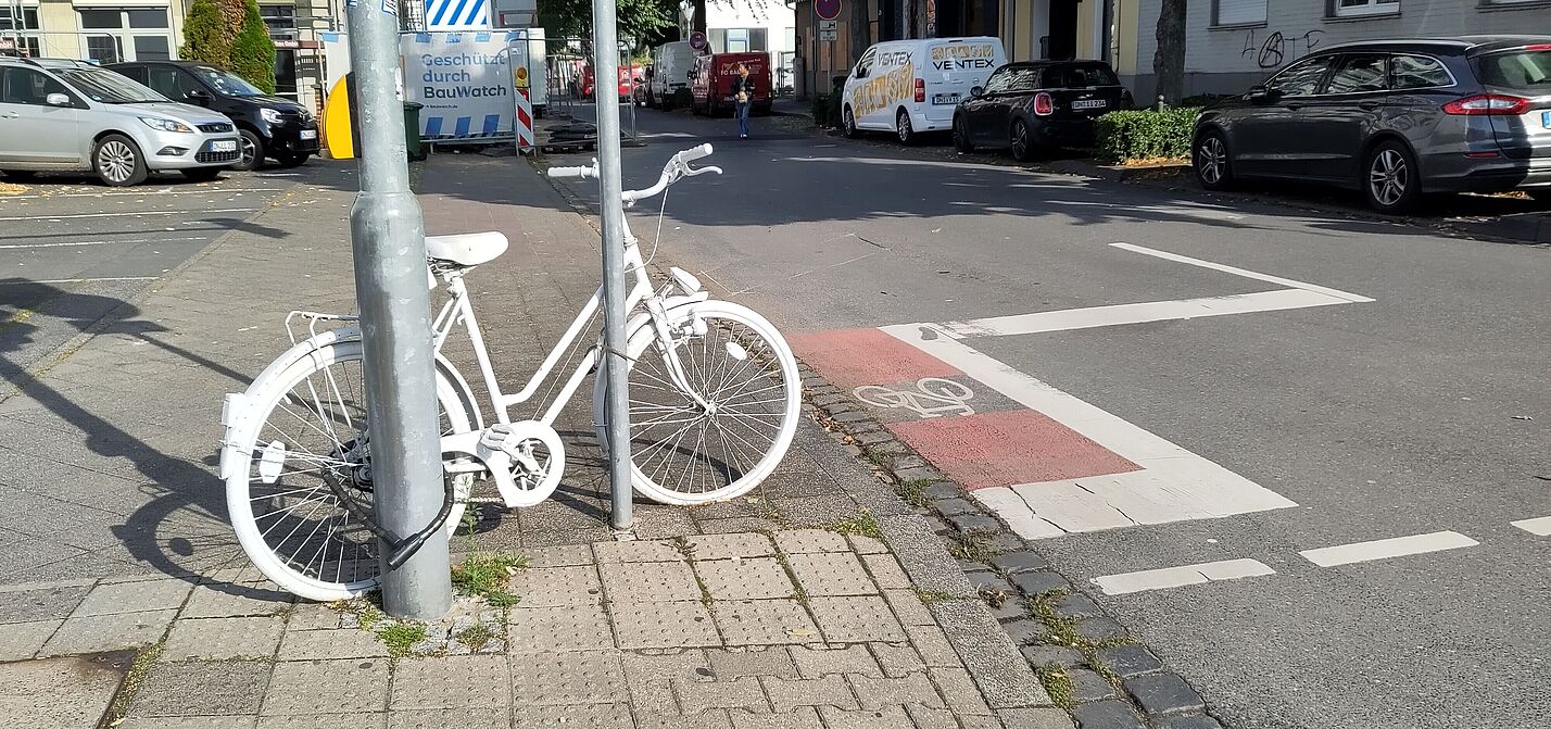 Ghostbike in NRW Ein weiß angemaltes Fahrrad an einem Laternenpfahl