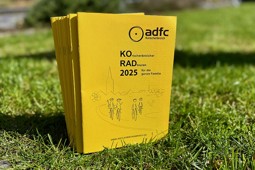 KORAD - Korschenbroicher Radtouren für die ganze Familie 2025 KORAD-Hefte auf dem Rasen