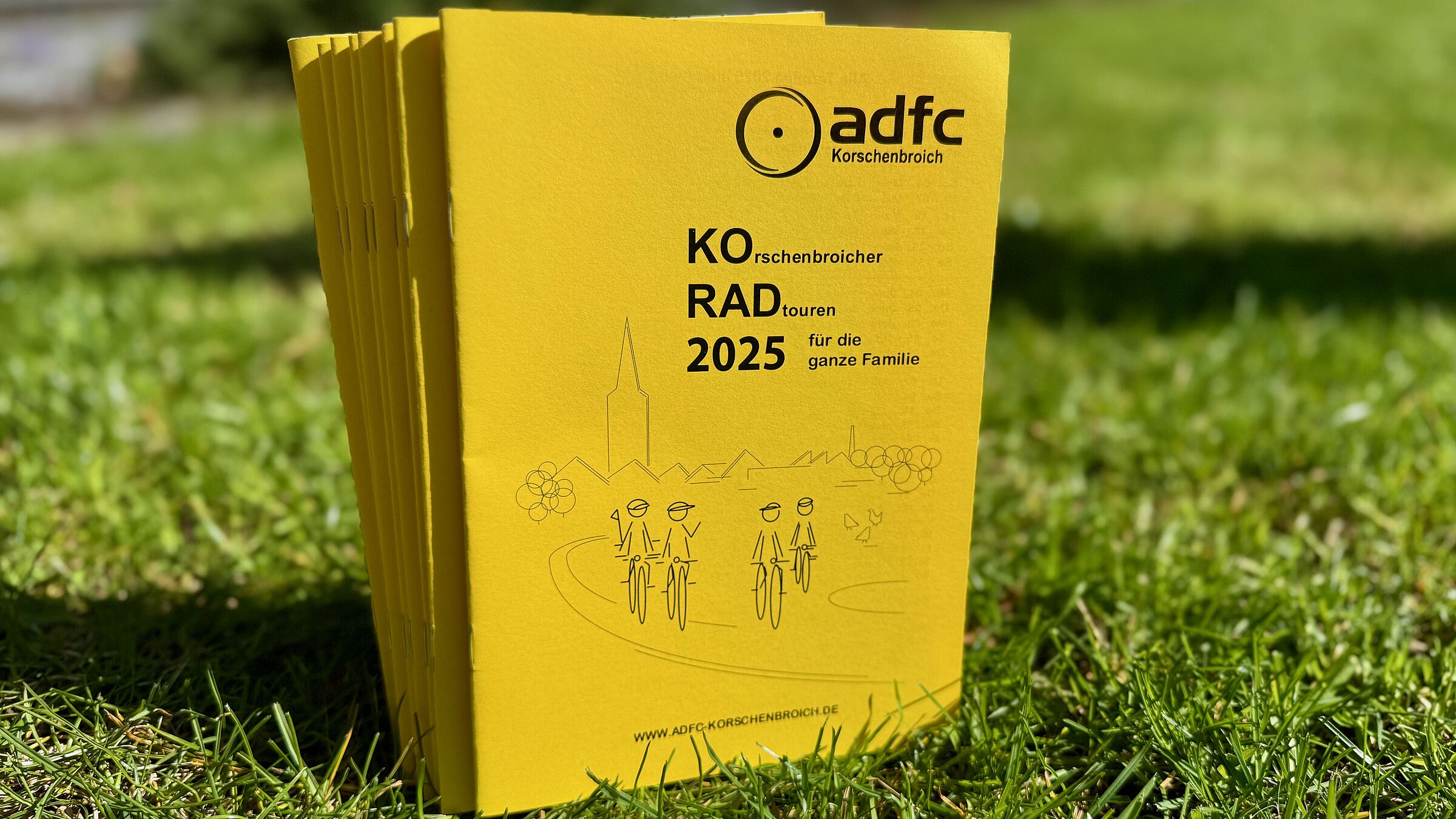 KORAD-Hefte auf dem Rasen