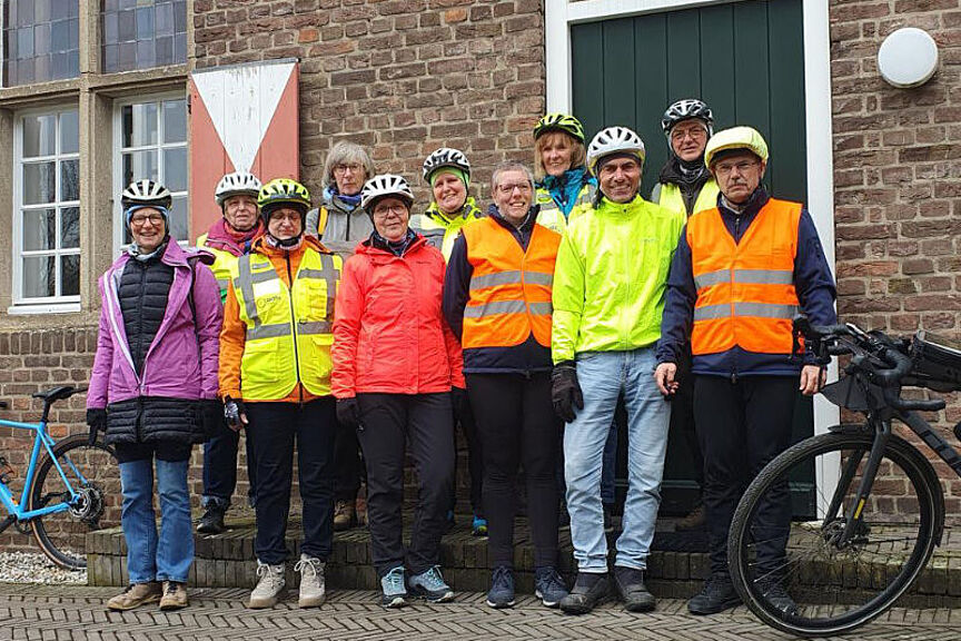 Zertifizierte-Tourguides-Korschenbroich Die frisch gebackenen Tourguides: Kathrin Seebach 1. vl, Brigitte Witte 4. vl, Achim Dohmen 9. vl, Kirstin und Peter links und rechts neben Achim.