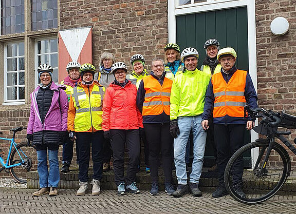 Die frisch gebackenen Tourguides: Kathrin Seebach 1. vl, Brigitte Witte 4. vl, Achim Dohmen 9. vl, Kirstin und Peter links und rechts neben Achim.