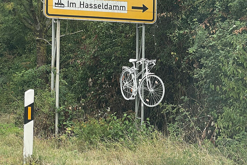 Ghostbike an einem Tabellenwegweiser in Kleinenbroich