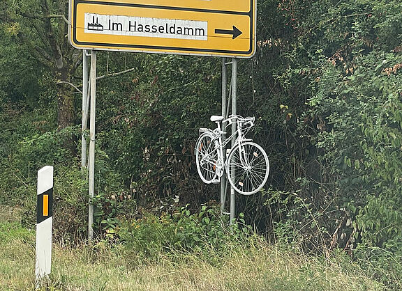 Ghostbike an einem Tabellenwegweiser in Kleinenbroich